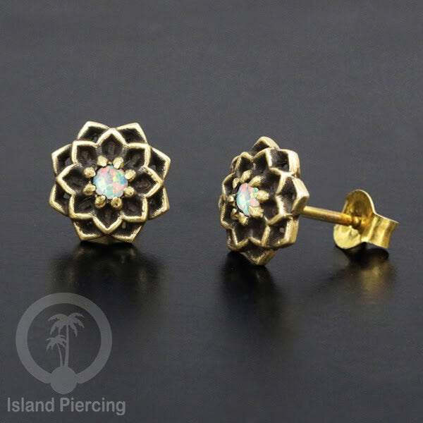 Anting Stud Kuningan dengan Opal Putih Brass Ear-studs with White Opal