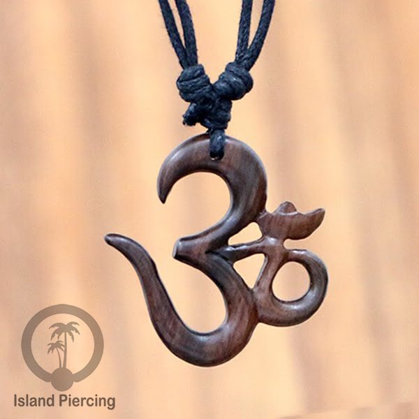 Kalung bandul kayu ukiran tangan dari Bali Carved Wood Pendant Necklaces