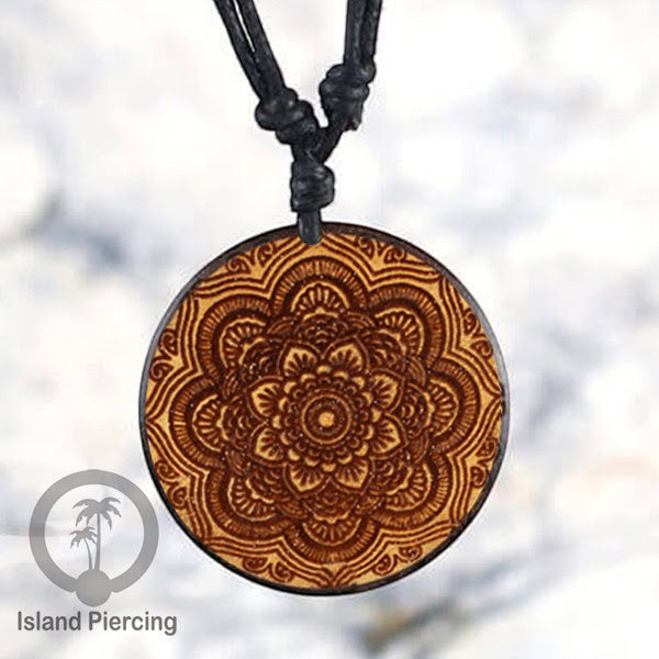Kalung bandul kayu ukiran yang istimeva dari Bali Carved Wood Pendant Necklaces Bali Style