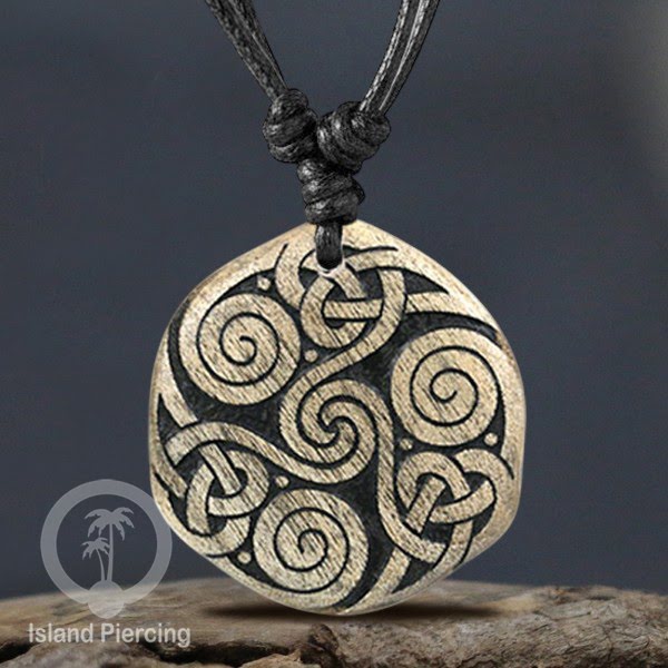 Kalung bandul kayu ukiran yang istimeva dari Bali Carved Wood Pendant Necklaces Bali Style