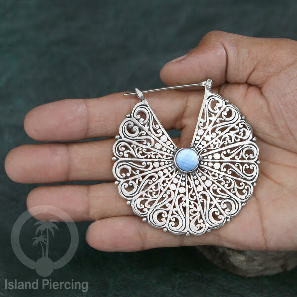 Anting Mandala besar dengan Batu tersedia dalam Kuningan dan Kuningan putih, Brass Earring