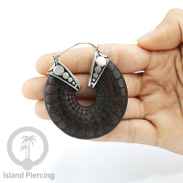 Anting Kuningan dan Kuningan putih dengan kayu Sono Bentung bulat dengan ukiran bentik,