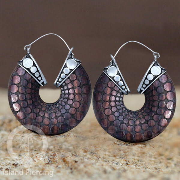 Anting Kuningan dan Kuningan putih dengan kayu Sono Bentung bulat dengan ukiran bentik,