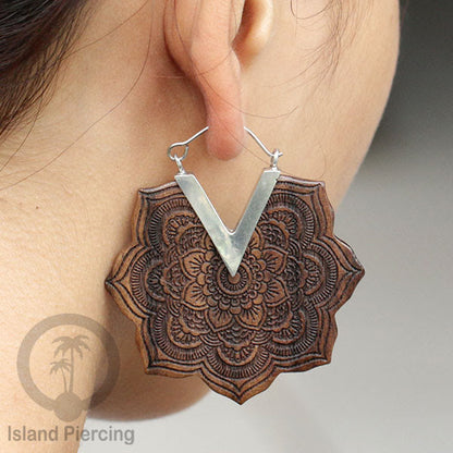 Anting Mandala Kayu dan Anting Ukiran dengan Kuningan Putih, Wooden/White Brass Earring