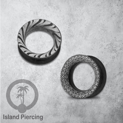 Ear-tunnel Silicone Anting Piercing Silikon Double flair Warna hitam dengan ukiran