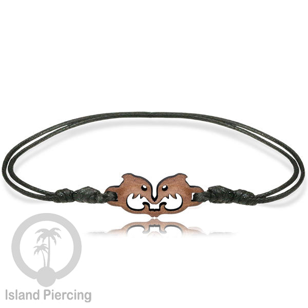 Gelang Tangan Tali yang pakai Liotin kayu banyak pilihan desain yang menarik, cocok untuk semua umur
