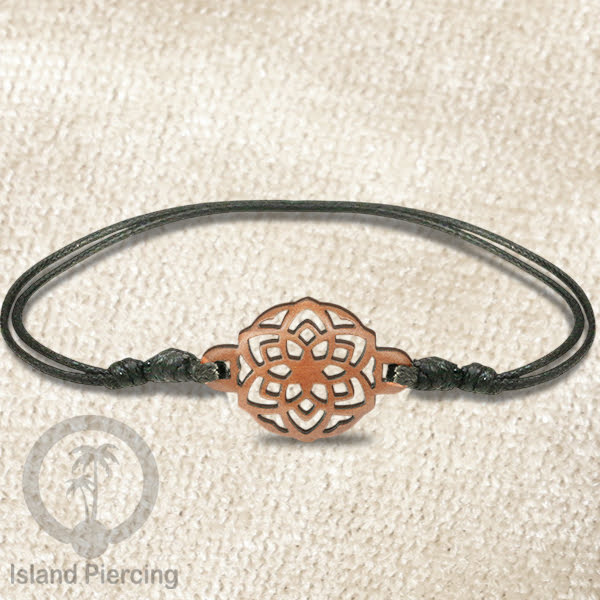 Gelang Tangan Tali yang pakai Liotin kayu banyak pilihan desain yang menarik, cocok untuk semua umur