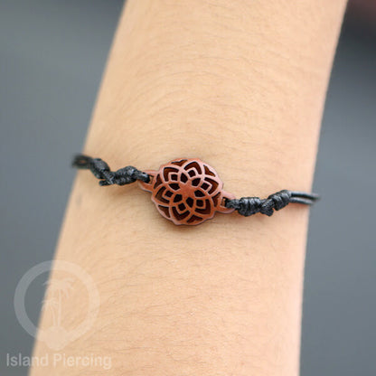 Gelang Tangan Tali yang pakai Liotin kayu banyak pilihan desain yang menarik, cocok untuk semua umur