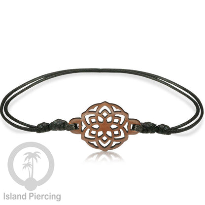 Gelang Tangan Tali yang pakai Liotin kayu banyak pilihan desain yang menarik, cocok untuk semua umur