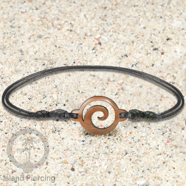 Gelang Tangan Tali yang pakai Liotin kayu banyak pilihan desain yang menarik, cocok untuk semua umur