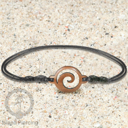Gelang Tangan Tali yang pakai Liotin kayu banyak pilihan desain yang menarik, cocok untuk semua umur