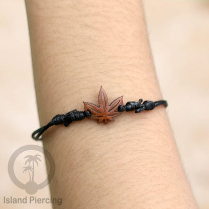 Gelang Tangan Tali yang pakai Liotin kayu banyak pilihan desain yang menarik, cocok untuk semua umur