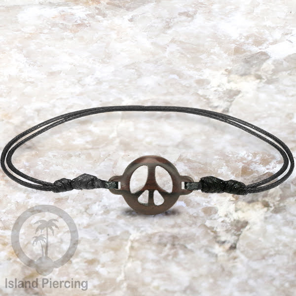 Gelang Tangan Tali yang pakai Liotin kayu banyak pilihan desain yang menarik, cocok untuk semua umur