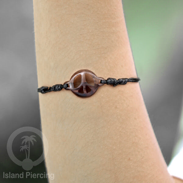 Gelang Tangan Tali yang pakai Liotin kayu banyak pilihan desain yang menarik, cocok untuk semua umur