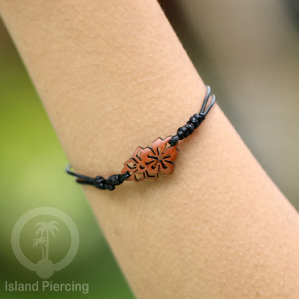 Gelang Tangan Tali yang pakai Liotin kayu model yang menarik, cocok untuk semua umur