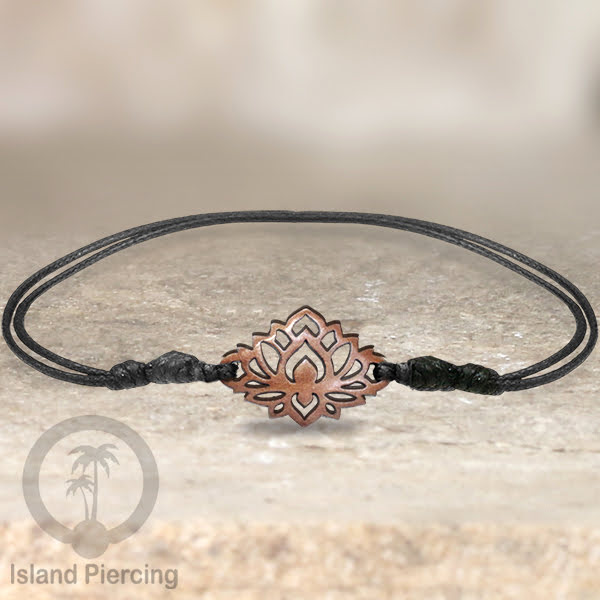 Gelang Tangan Tali yang pakai Liotin kayu model yang menarik, cocok untuk semua umur