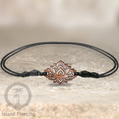 Gelang Tangan Tali yang pakai Liotin kayu model yang menarik, cocok untuk semua umur