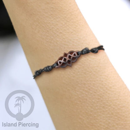 Gelang Tangan Tali yang pakai Liotin kayu model yang menarik, cocok untuk semua umur