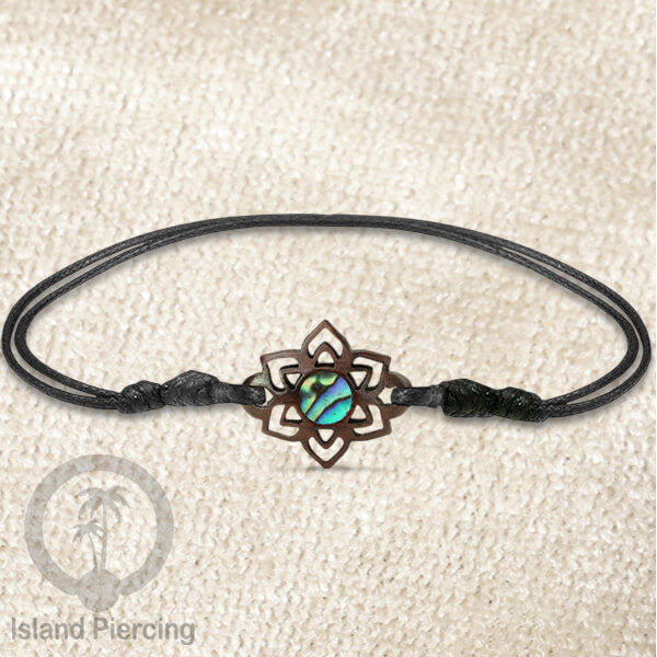 Gelang Tangan Tali yang pakai Liotin kayu Sono dengan isi batu atau kerang asli