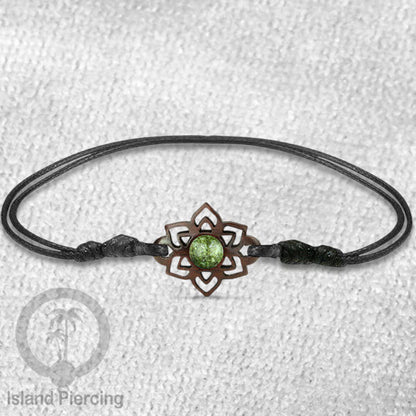 Gelang Tangan Tali yang pakai Liotin kayu Sono dengan isi batu atau kerang asli