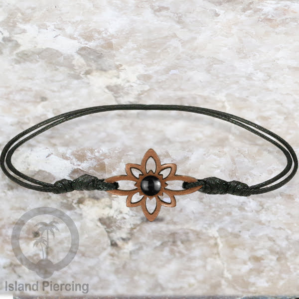 Gelang Tangan Tali yang pakai Liotin kayu Sawo dengan isi batu atau kerang asli