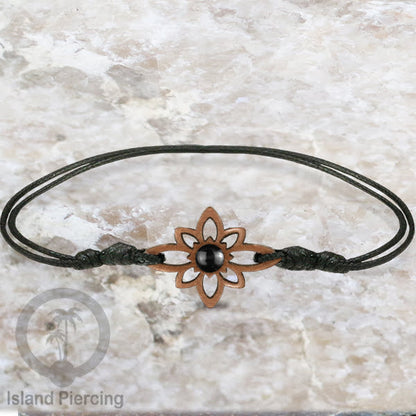 Gelang Tangan Tali yang pakai Liotin kayu Sawo dengan isi batu atau kerang asli