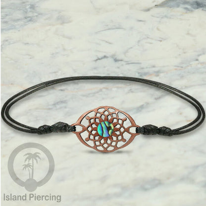 Gelang Tangan Tali yang pakai Liotin kayu Sawo dengan isi batu atau kerang asli