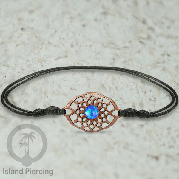 Gelang Tangan Tali yang pakai Liotin kayu Sawo dengan isi batu atau kerang asli