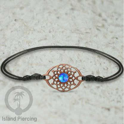 Gelang Tangan Tali yang pakai Liotin kayu Sawo dengan isi batu atau kerang asli