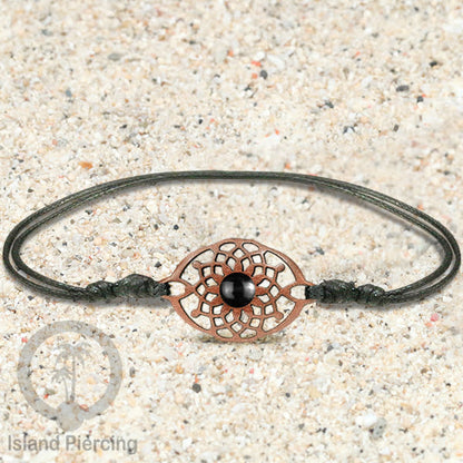 Gelang Tangan Tali yang pakai Liotin kayu Sawo dengan isi batu atau kerang asli