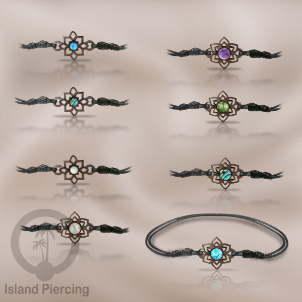 Gelang Tangan Tali yang pakai Liotin kayu Sawo dengan isi batu atau kerang asli