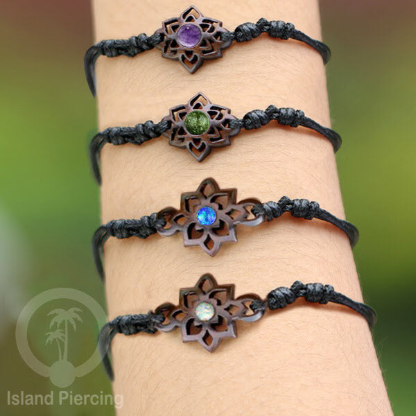 Gelang Tangan Tali yang pakai Liotin kayu Sawo dengan isi batu atau kerang asli