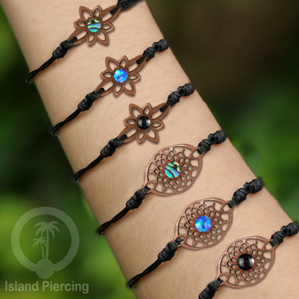 Gelang Tangan Tali yang pakai Liotin kayu Sono dengan isi batu atau kerang asli