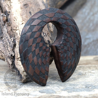 Tindik Anting Piercing Kayu Ear-weight untuk anting lubang besar dengan ukiran sangat menarik