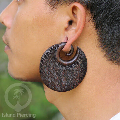 Tindik Anting Piercing Kayu Ear-weight untuk anting lubang besar dengan ukiran sangat menarik