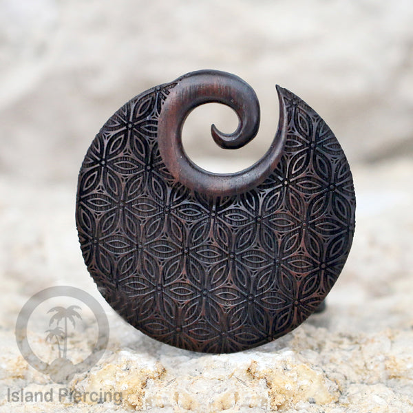 Tindik Anting Piercing Kayu Ear-weight untuk anting lubang besar dengan ukiran sangat menarik
