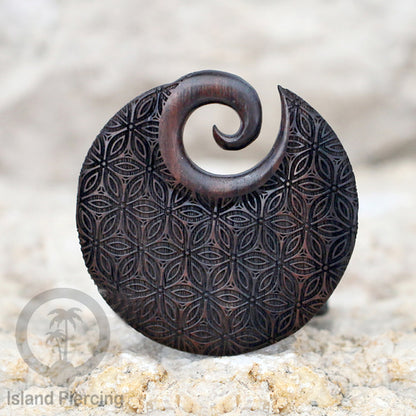Tindik Anting Piercing Kayu Ear-weight untuk anting lubang besar dengan ukiran sangat menarik