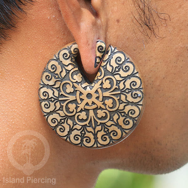 Tindik Anting Piercing Kayu Ear-weight untuk anting lubang besar dengan ukiran sangat menarik
