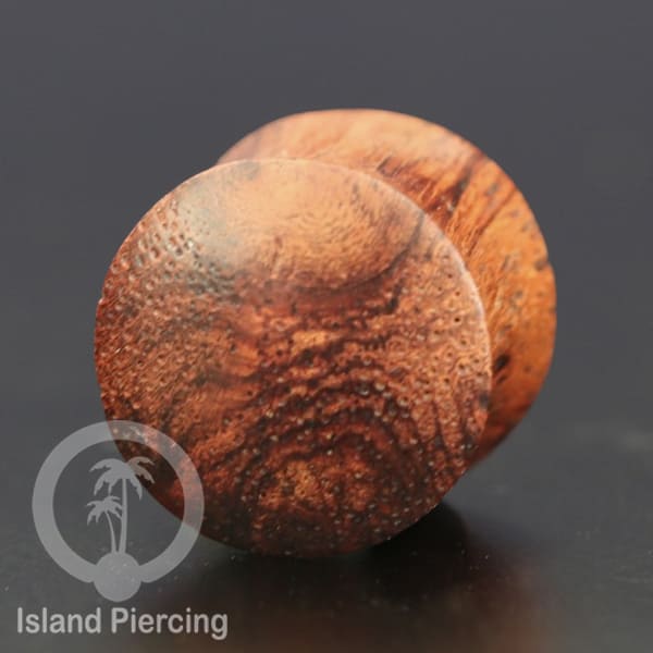 Plug tindik buatan tangan dari kayu yang macam-2.Wood plug Piercing Ear Plug kualitas tinggi.