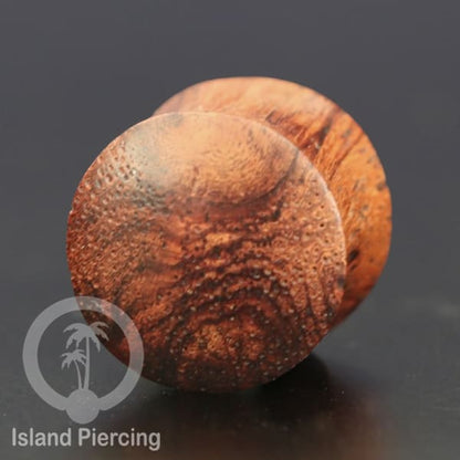 Plug tindik buatan tangan dari kayu yang macam-2.Wood plug Piercing Ear Plug kualitas tinggi.