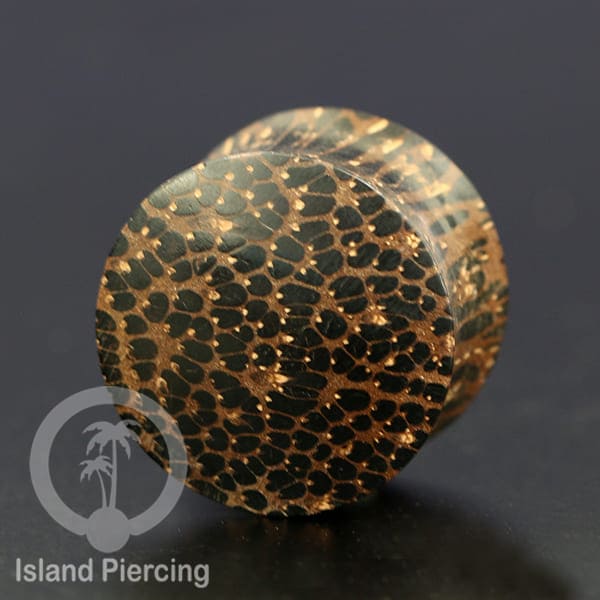 Plug tindik buatan tangan dari kayu yang macam-2.Wood plug Piercing Ear Plug kualitas sangat bagus.