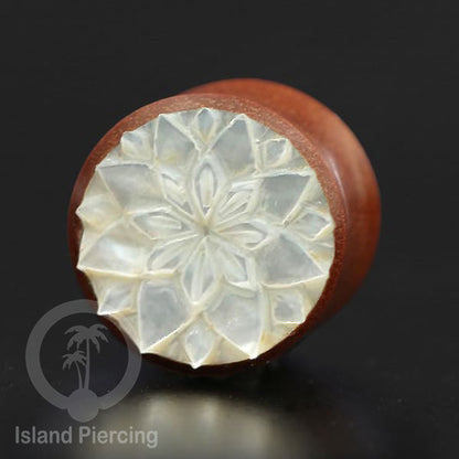 Anting Tindik Ear Plug ukiran tangan dari kayu, banyak motif termasuk yang pakai kerang laut