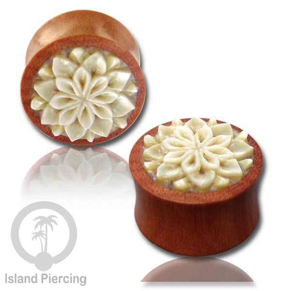 Anting Tindik Ear Plug ukiran tangan dari kayu, banyak motif termasuk yang pakai kerang laut