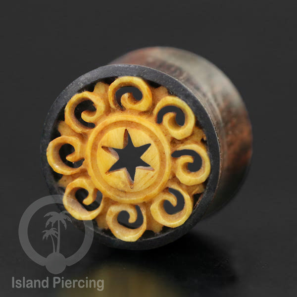 Anting Tindik Ear Plug ukiran tangan dari kayu, banyak motif termasuk yang pakai kerang laut