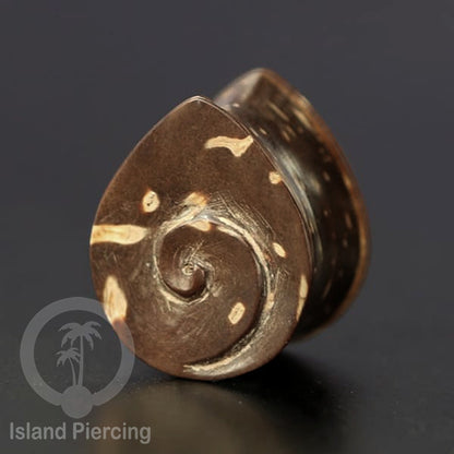 Anting Tindik Ear Plug ukiran tangan dari kayu, banyak motif termasuk yang pakai kerang laut