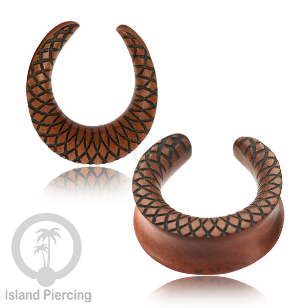 Wooden Ear Saddle Plug Anting Piercing Tindik Kayu buatan tangan dengan ukiran istimewa