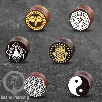 Ear Plug kayu tindik gauge besar dengan ukuran tangan dan inlay resin dan cat warna emas