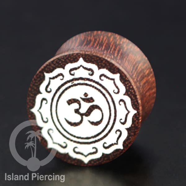 Ear Plug kayu tindik gauge besar dengan ukuran tangan dan inlay resin dan cat warna emas