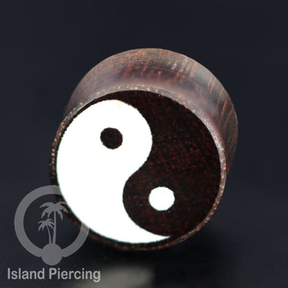 Ear Plug kayu tindik gauge besar dengan ukuran tangan dan inlay resin dan cat warna emas