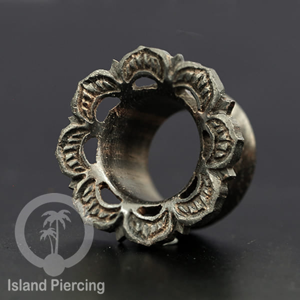 Tindik Ear Tunnel yang di ukur pakai tangan dari macan-2 kayu, kalau cari sesuatu unik ini tempanya